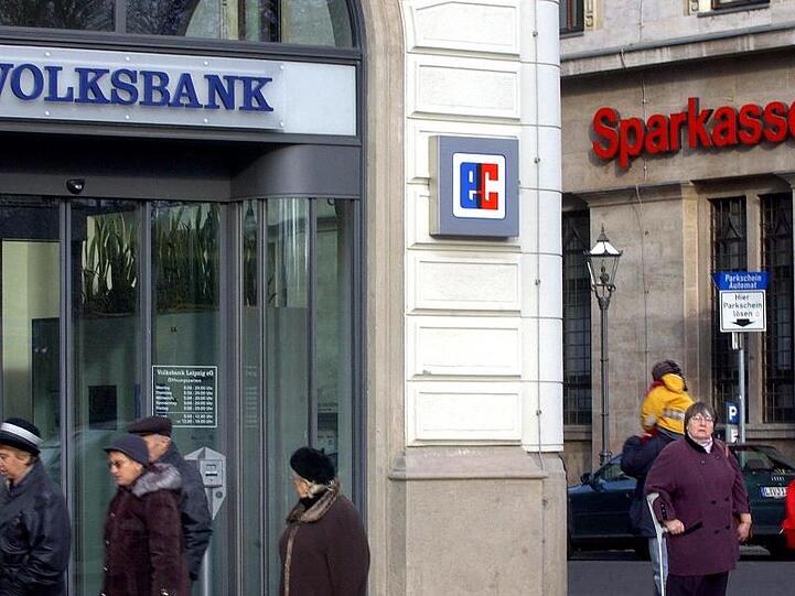 Filialen der Volksbank und der Sparkasse.