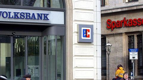 Filialen der Volksbank und der Sparkasse.