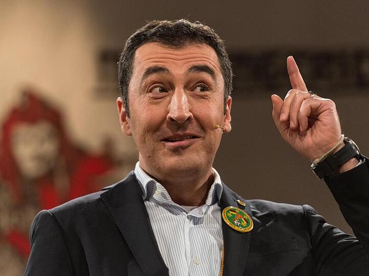 Cem Ödzemir, Bundesvorsitzender von Bündnis 90/Die Grünen, spricht 2015 vor dem Narrengericht als Verteidiger des damaligen Kanzleramtschefs Altmaier (CDU).