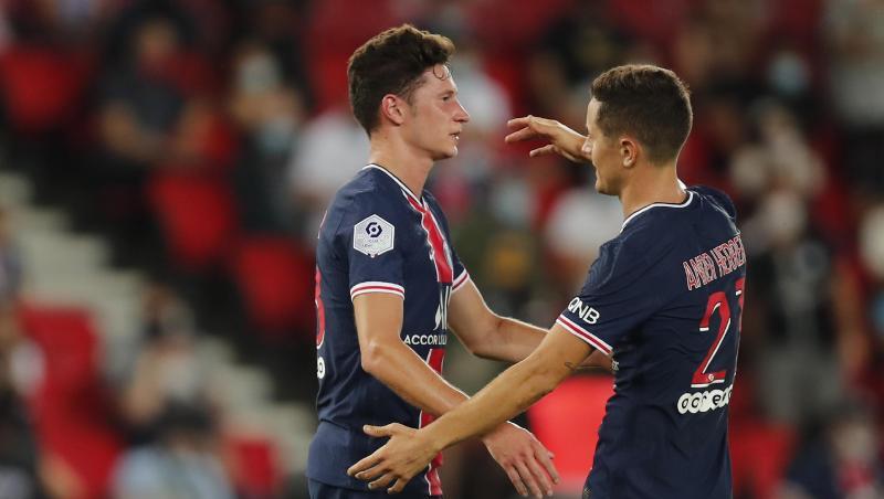 Nationalspieler Julian Draxler (l) von Paris Saint-Germain rettet sein Team mit dem späten Treffer.