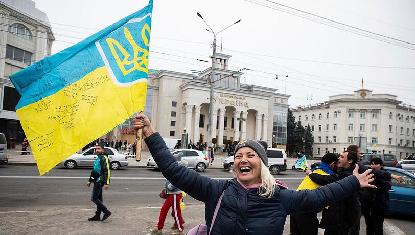 Ukrainer versammeln sich in der Innenstadt von Cherson, um die Rückeroberung ihrer Stadt zu feiern.