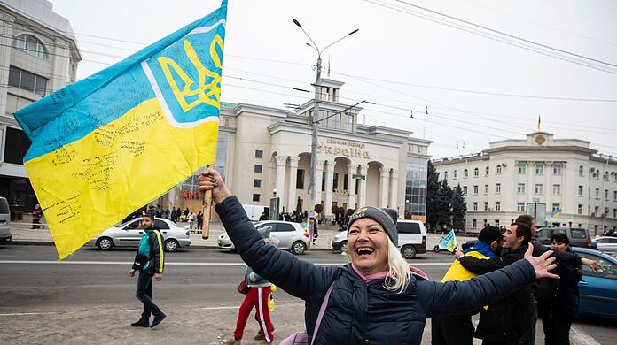 Ukrainer versammeln sich in der Innenstadt von Cherson, um die Rückeroberung ihrer Stadt zu feiern.