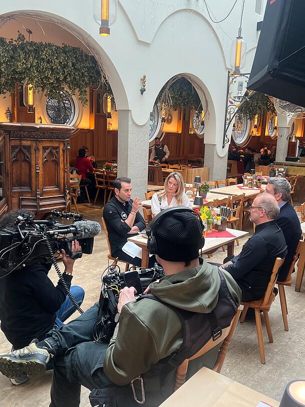 Gute Tipps vom Profi-Koch: Ali G&uuml;ng&ouml;rm&uuml;s (l.) testet mit den Gastgebern Franziska Kohlpaintner und Peter Reichert sowie K&uuml;chen-Chef Rainer Unglaub ein Gericht von der Donisl-Karte.