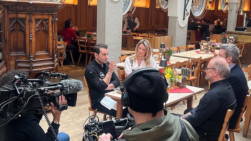 Gute Tipps vom Profi-Koch: Ali G&uuml;ng&ouml;rm&uuml;s (l.) testet mit den Gastgebern Franziska Kohlpaintner und Peter Reichert sowie K&uuml;chen-Chef Rainer Unglaub ein Gericht von der Donisl-Karte.