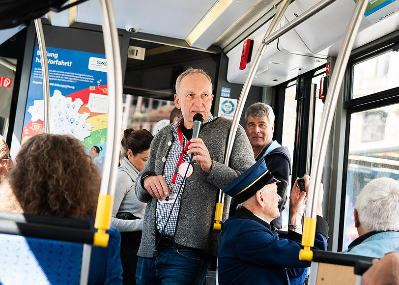 Stadtführer Christian Dechant erzählt in der Münchentram am Mikrofon Wissenswertes über München. Stadtführer Christian Dechant erzählt in der Münchentram am Mikrofon Wissenswertes über München.