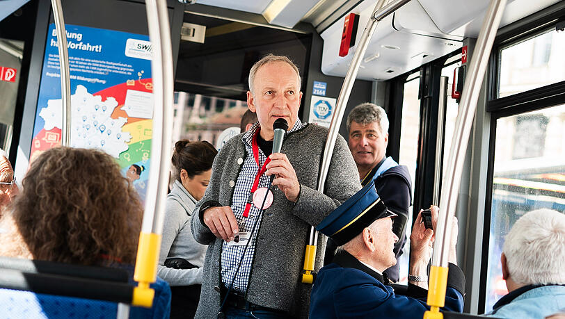 Stadtführer Christian Dechant erzählt in der Münchentram am Mikrofon Wissenswertes über München. Stadtführer Christian Dechant erzählt in der Münchentram am Mikrofon Wissenswertes über München.