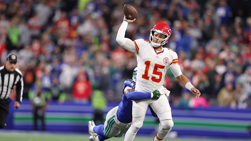 Quarterback-Star Patrick Mahomes hatte gegen Seattle einen schweren Stand. Quarterback-Star Patrick Mahomes hatte gegen Seattle einen schweren Stand.