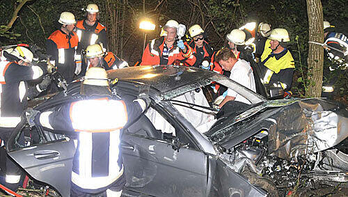 Ein Wrack: Die Feuerwehr hatte hier einiges zu tun Ein Wrack: Die Feuerwehr hatte hier einiges zu tun