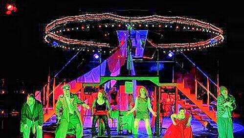 Bunter Song-Zirkus rund um Pop-Oldies: "Out Of Röthenbach" im Schauspielhaus. Bunter Song-Zirkus rund um Pop-Oldies: "Out Of Röthenbach" im Schauspielhaus.