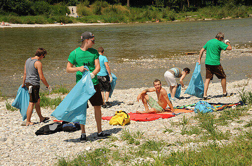 Die Thalkirchner Burschen beim Ramadama an der Isar.