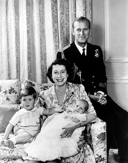 Elizabeth Anfang 1951 mit ihrem Mann Philip, Herzog von Edinburgh, und den beiden Kindern Prinz Charles (2) und Prinzessin Anne (fünf Monate).
