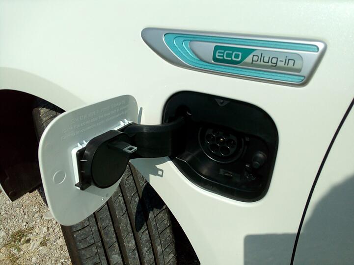 Alleinstellungsmerkmal des Optima unter den Hybridfahrzeugen der Koreaner ist die Steckdose zum externen Laden.
