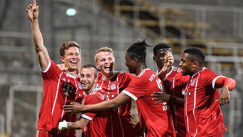 Die Bayern-Spieler jubeln über den treffer zum 2:0. Die Bayern-Spieler jubeln über den treffer zum 2:0.