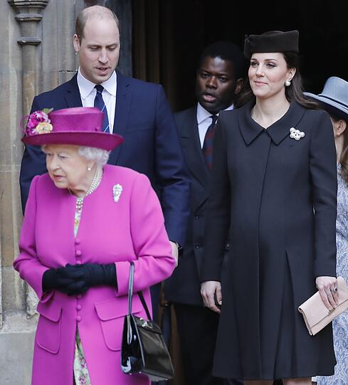 Nach der Ostermesse verlassen Queen Elizabeth II., Herzogin Kate und Prinz William die St. George Kapelle am Schloss Windsor. Die Queen trägt einen pinken Mantel, die schwangere Kate liebt es dagegen unauffälliger. Sie trägt Schwarz.