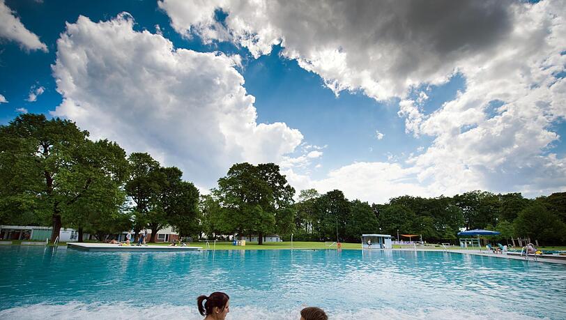 Relaxen im Schyrenfreibad – aber nicht mit einer Jahreskarte. Relaxen im Schyrenfreibad – aber nicht mit einer Jahreskarte.