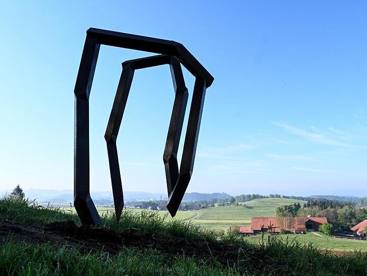 Das Kunstwerk KAPNAK 2019 des Künstlers Robert Schad steht bei Schlier nahe Weingarten an der Zundelbacher Linde. Foto: Felix Kästle