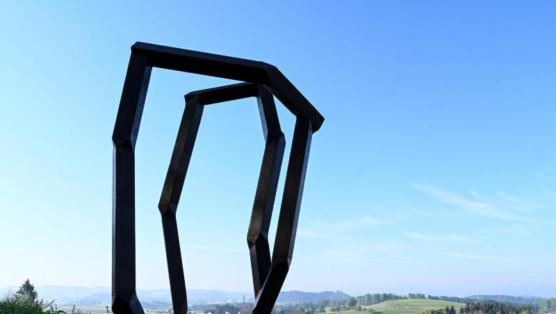 Das Kunstwerk KAPNAK 2019 des Künstlers Robert Schad steht bei Schlier nahe Weingarten an der Zundelbacher Linde. Foto: Felix Kästle Das Kunstwerk KAPNAK 2019 des Künstlers Robert Schad steht bei Schlier nahe Weingarten an der Zundelbacher Linde. Foto: Felix Kästle