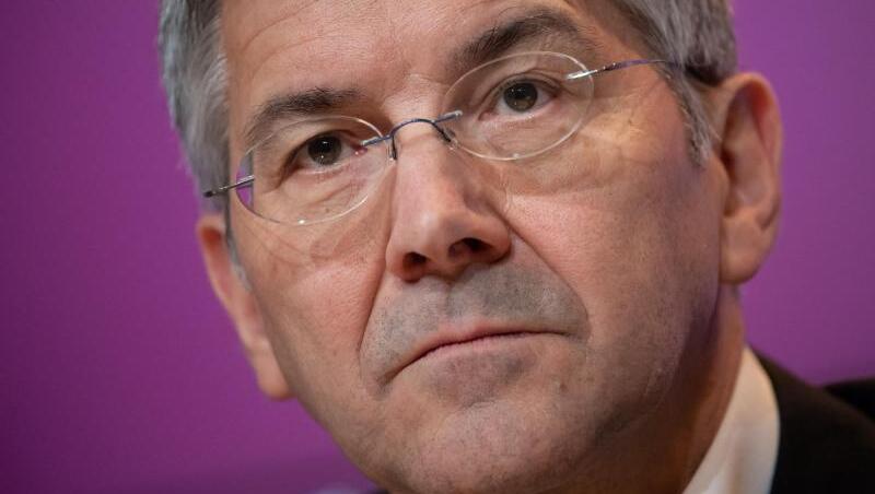 Bayern-Präsident Herbert Hainer nimmt an einer Pressekonferenz teil.