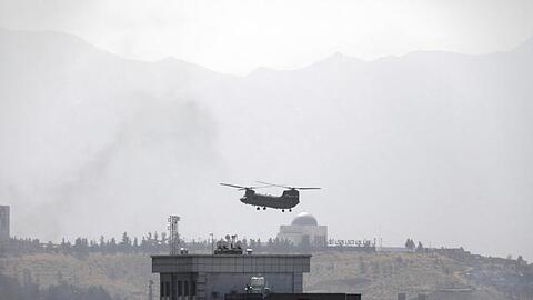 Ein Hubschrauber der USA vom Typ Chinook fliegt über der US-Botschaft in Kabul.