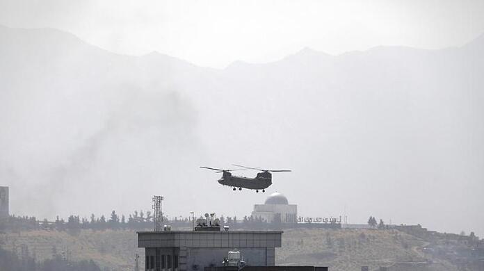 Ein Hubschrauber der USA vom Typ Chinook fliegt über der US-Botschaft in Kabul.