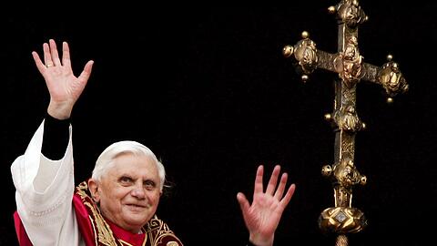Der neugewählte Papst Benedikt XVI. grüßt am 19. April 2005 die Gläubigen vom Balkon des Petersdoms im Vatikan. Benedikt verzichtete im Jahr 2013 freiwillig auf das Amt.