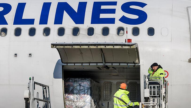 Flughafenmitarbeiter laden auf dem BER-Rollfeld  Paletten mit Hilfsgütern für die Türkei in ein Flugzeug der türkischen Fluggesellschaft Türkish Airlines.