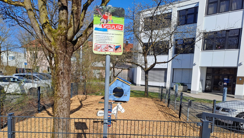 Geschwind gebaut: Mit dem Spielplatz vor dem Aschheimer Rathaus versucht die Gemeinde, den Cannabis-Club zu verhindern. Geschwind gebaut: Mit dem Spielplatz vor dem Aschheimer Rathaus versucht die Gemeinde, den Cannabis-Club zu verhindern.