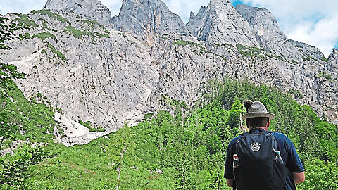 Ein Wanderer im Nationalpark Berchtesgaden.