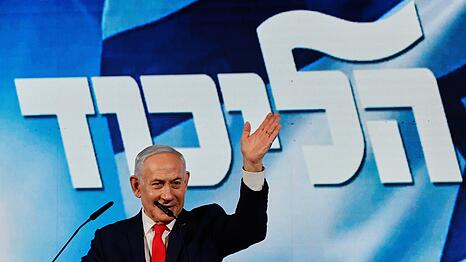 Der israelische Ministerpr&auml;sident Benjamin Netanjahu hat nach der Wahl in Israel zur Bildung einer starken rechtsgerichteten Regierung ohne Beteiligung arabischer Parteien aufgerufen.