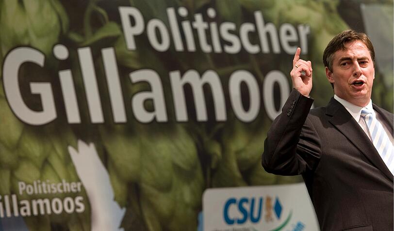 Der Ministerpraesident von Niedersachsen, David McAllister (CDU), spricht am Montag (05.09.11) in Abensberg auf dem Gillamoos-Volksfest. Der Gillamoos in Abensberg (Landkreis Kelheim) wird erstmals 1313 urkundlich erwaehnt. Er gilt damit als aeltester Jahrmarkt Bayerns. Den Abschluss des fuenftaegigen Volksfestes bildet traditionell der Politische Gillamoos.