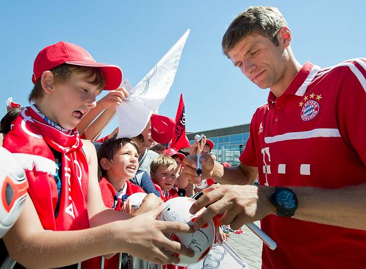 Auch Thomas Müller bewältigrte den Fanandrang.