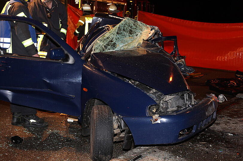 Bei Traunreut hat sich am Freitag ein schwerer Verkehrsunfall ereignet. Die Bilder.