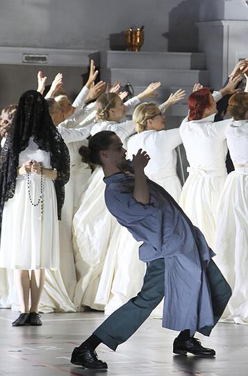 Tänzer der Compagnie Eastman des belgischen Regisseurs und Choreographen Sidi Larbi Cherkaoui in &bdquo;Les Indes galantes&ldquo; im Prinzregententheater.