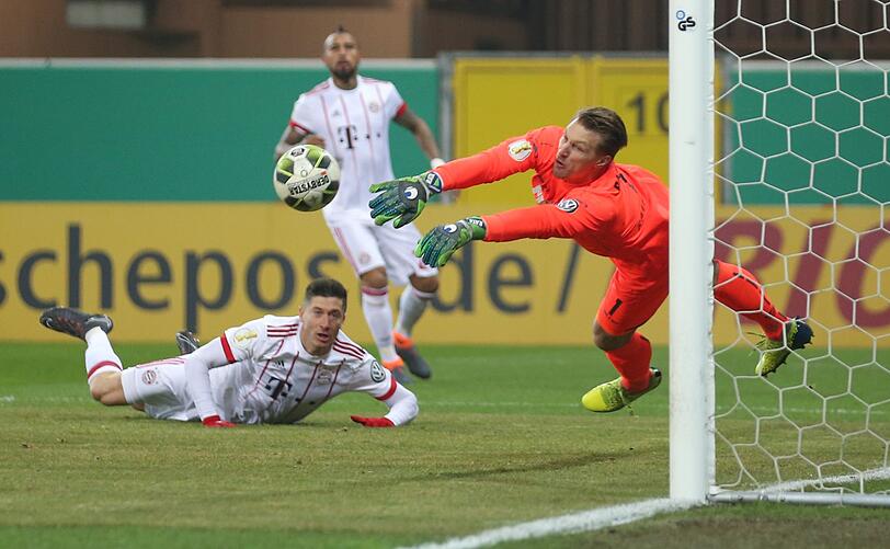 Robert Lewandowski: Note 2. Vergab eine zwei Kopfballchance (3.), dann mit ganz viel Gefühl: Tolle Ballannahme und Abschluss ins linke Eck zum 2:0 (25.). Sein drittes Tor im Pokal.