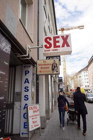 Seit fast drei Jahrzehnten betreibt Charlotte Binder den Sex-Shop im Tal. Wir haben sie besucht - klicken Sie sich durch!