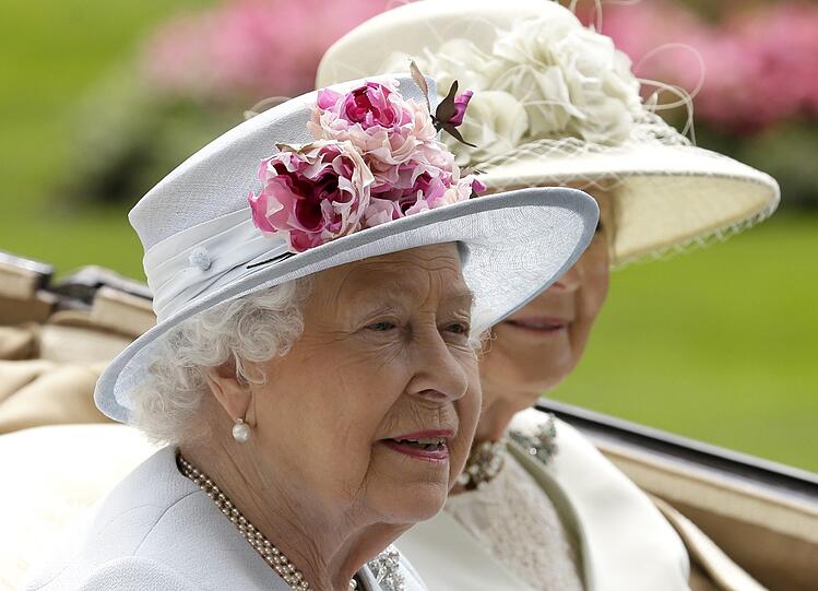 Die Queen kommt mit einer Pferdekutsche am zweiten Tag in Ascot an - dahinter sitzt Prinzessin Alexandra.