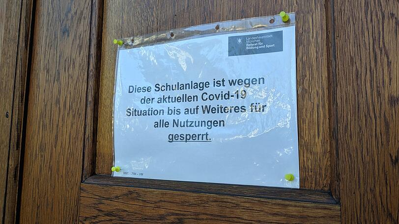 Am Eingang hängt der Hinweis, der nach Seuche klingt: "...bis auf Weiteres für alle Nutzungen gesperrt".