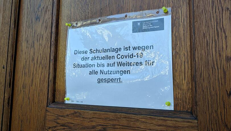 Am Eingang hängt der Hinweis, der nach Seuche klingt: "...bis auf Weiteres für alle Nutzungen gesperrt". Am Eingang hängt der Hinweis, der nach Seuche klingt: "...bis auf Weiteres für alle Nutzungen gesperrt".