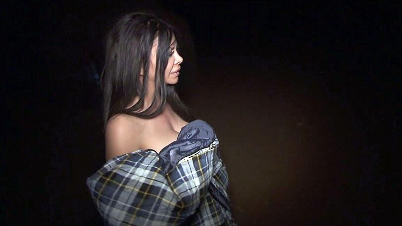 Die erste Nacht im Himba-Dorf. In ihrer Hütte kann Kader Loth nicht schlafen und draußen spielen Himba-Kinder.