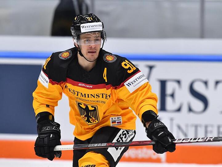 Eishockey-Nationalspieler Moritz Müller in Aktion.