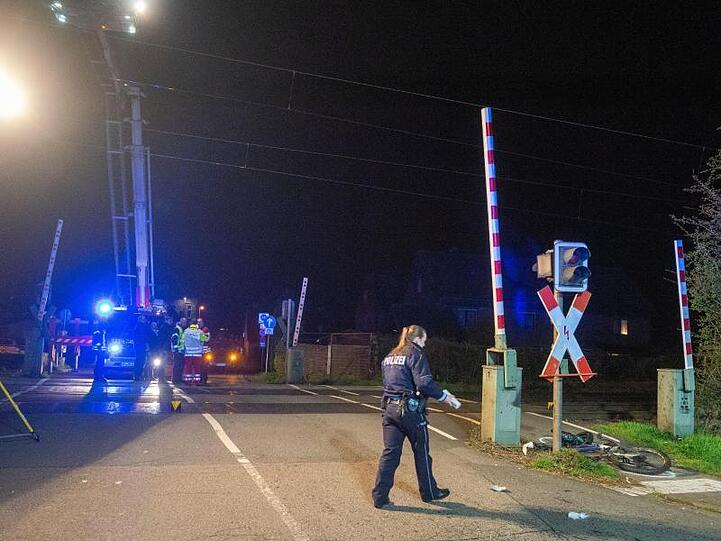 Polizei, Notarzt und Feuerwehr sind an der Unfallstelle an einem Bahnübergang in Wesel im Einsatz. Ein junger Mann war an dem Bahnübergang von einem ICE erfasst und tödlich verletzt worden.