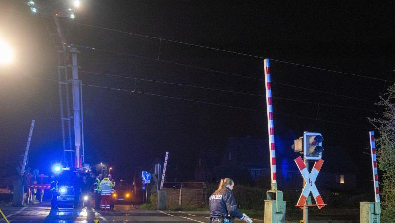 Polizei, Notarzt und Feuerwehr sind an der Unfallstelle an einem Bahnübergang in Wesel im Einsatz. Ein junger Mann war an dem Bahnübergang von einem ICE erfasst und tödlich verletzt worden. Polizei, Notarzt und Feuerwehr sind an der Unfallstelle an einem Bahnübergang in Wesel im Einsatz. Ein junger Mann war an dem Bahnübergang von einem ICE erfasst und tödlich verletzt worden.