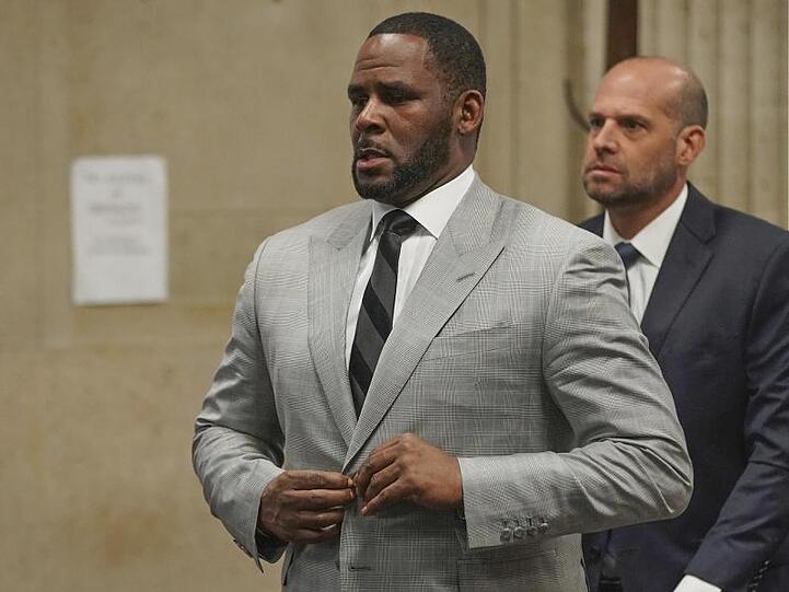 Der wegen sexuellen Missbrauchs angeklagte US-Sänger R. Kelly ist erneut festgenommen worden.