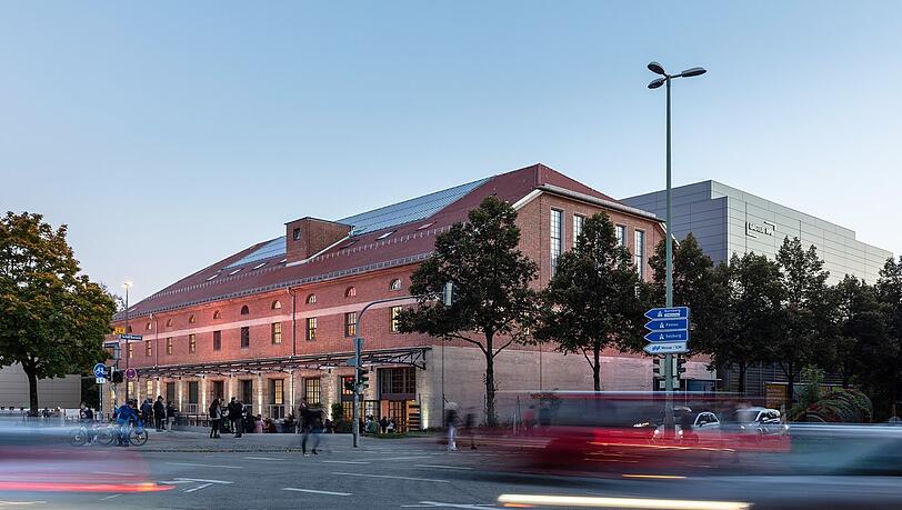 Den Blick kennen regelmäßige Besucher des Gasteig HP8, denn nicht nur an dieser Kreuzung wartet man ziemlich lange auf grünes Licht.