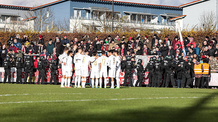 Das Stadtderby zwischen Türkgücü München und FC Bayern München II wurde nach zwei Minuten abgebrochen und nicht mehr angepfiffen.