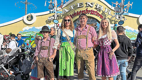 Auf die Wiesn wollten sie unbedingt in Tracht gehen: die Ukrainer Daniil, Halyna, Mykhailo und Dania Ustynovska (v.l.) stehen vor der Ochsenbraterei auf der Theresienwiese.