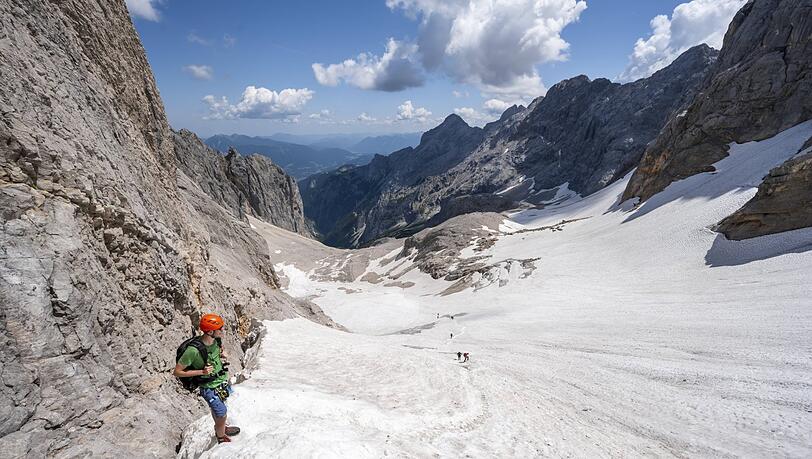 Bergsteiger überqueren beim Aufstieg zur Zugspitze Schneefelder des Höllentalferners. Von dem Gletscher wird Ende des Jahrzehnts nicht mehr viel übrig sein, glauben Experten. Die weiße Pracht ist eine traurige Zeugin des Klimawandels. Bergsteiger überqueren beim Aufstieg zur Zugspitze Schneefelder des Höllentalferners. Von dem Gletscher wird Ende des Jahrzehnts nicht mehr viel übrig sein, glauben Experten. Die weiße Pracht ist eine traurige Zeugin des Klimawandels.