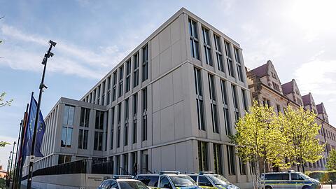 Zahlreiche Polizeikr&auml;fte waren zur Sicherheit im Gerichtssaal anwesend.