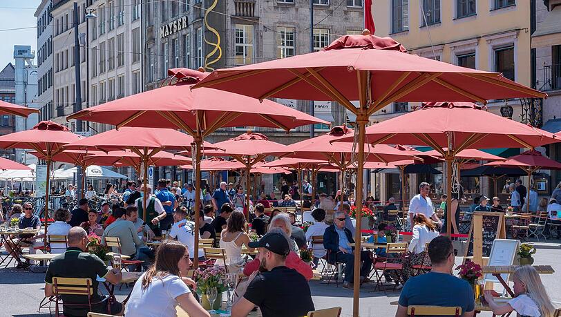 Bewirtung unter Sonnenschirmen am Spatenhaus: Bis die aktuellen Ermittlungen abgeschlossen sind, werden noch Monate vergehen. Bewirtung unter Sonnenschirmen am Spatenhaus: Bis die aktuellen Ermittlungen abgeschlossen sind, werden noch Monate vergehen.