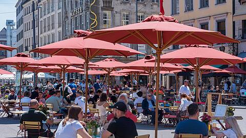 Bewirtung unter Sonnenschirmen am Spatenhaus: Bis die aktuellen Ermittlungen abgeschlossen sind, werden noch Monate vergehen.